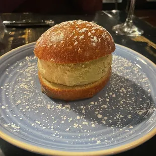 Gelato En Brioche