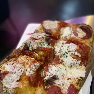 Chorizo &amp; goat cheese flat bread