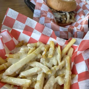 MUSHROOM &amp; SWISS BURGER, Alfredo Fries