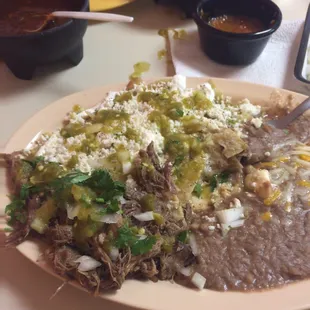 Chilaquiles con barbacoa y salsa verde.