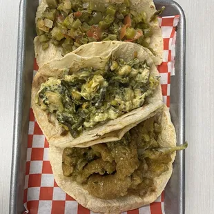 Tacos de rajas con crema, chicharron y nopales ala mexicana