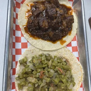 Taco de suadero en morita y nopales a la mexicana