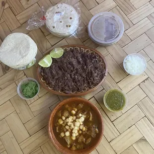 Barbacoa, menudo , frijolitos , tortillas de harina