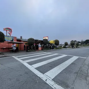 No line! I guess when you come late on a Sunday evening, this is what awaits you.