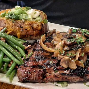 steak with mushrooms and green beans