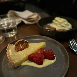 Crostata al limon, lemon tart, creme inglese.