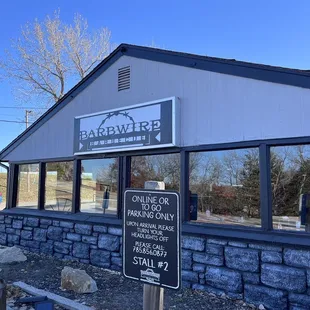 the outside of a restaurant