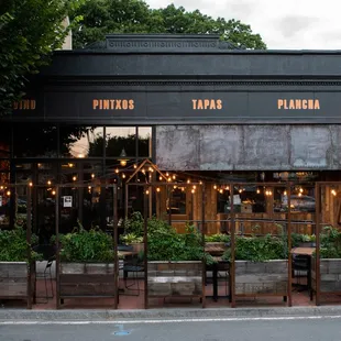 the outside of the restaurant