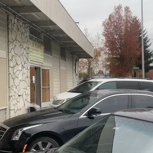 a row of cars parked in front of a restaurant