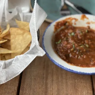 Salsa roja and chips