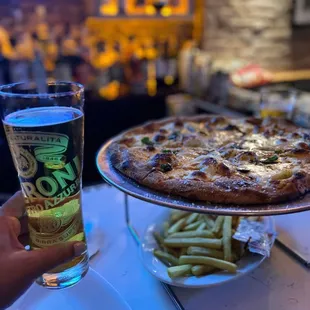 Super chill vibe and perfect place for a nice beer and a light pizza... might visit again