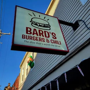 a sign for bard's burgers and chilli
