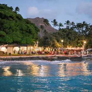 Live Contemporary &amp; Hawaiian Music Nightly at the Base of Diamond Head