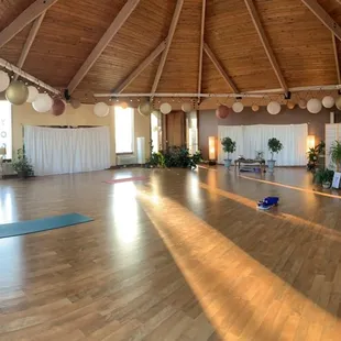 Beautiful studio no matter the time of day.