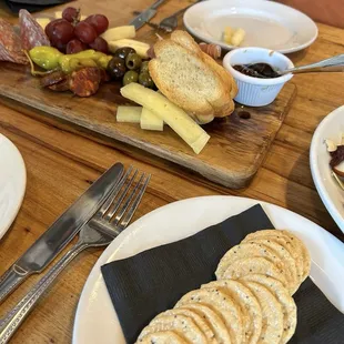 Charcuterie board with gf crackers