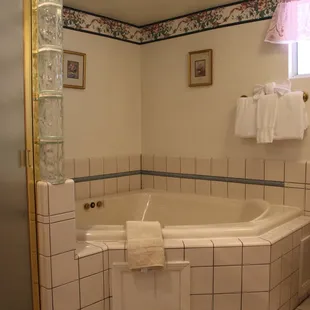 King Room - Bathroom w/ Jacuzzi
