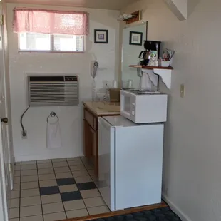 Queen - 'Kitchen' &amp; Sink Area