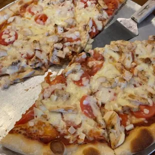 Pizza with Chicken, onion and tomato.