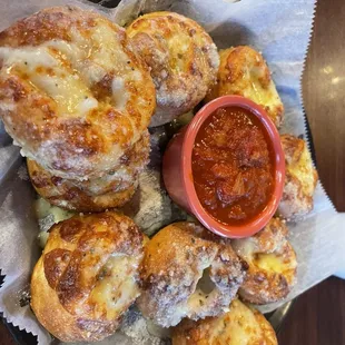 Garlic knots w cheese