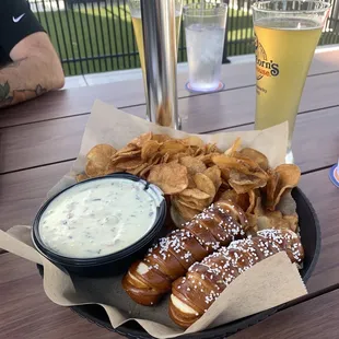 Queso w pretzels and chips