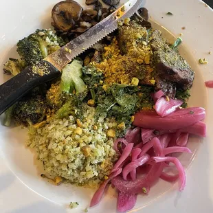 KETO PROTEIN BOWL: Angus beef Sirloin, cauliflower &quot;rice&quot;, garlic-roasted broccoli, wild mushrooms, basil pesto, kale and pistachios.