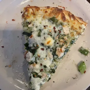 Pesto pizza with chicken and spinach