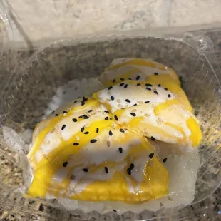 Sticky rice with mango