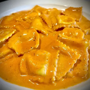 Ravioli with vodka sauce (4/5)
