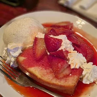 Strawberry Short Cake (w/ Ice Cream)