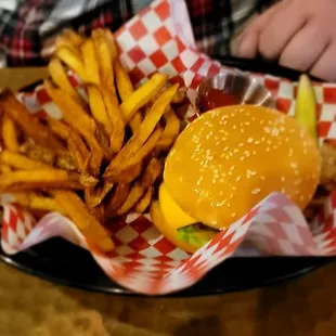 Cheeseburger with fries