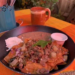 Chilaquiles con bistec with a side of beans