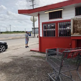 Took a trip to Robstown!! Stop for some of Barrera&apos;s Fried Chicken!! It was pretty good!! Love the gray and the the gizzards!!