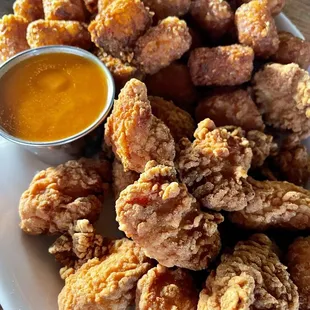 food, fried chicken wings, poultry, bbq wings, chicken wings, fried chicken, bbq chicken, chicken wings and fried chicken, chicken