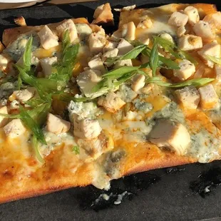 Buffalo chicken flatbread