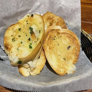 a basket of garlic bread