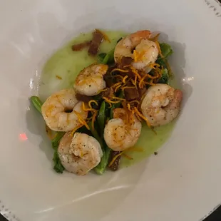 a plate of shrimp and vegetables