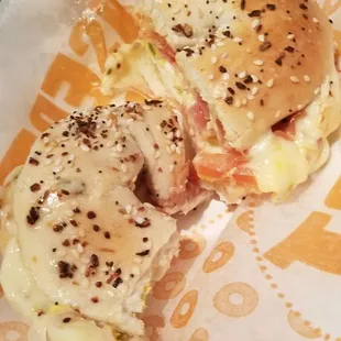 Everything bagel breakfast style!! Egg, peppers, tomatoes, bacon, and pepperjack cheese..oh my!!!@