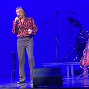 Jay White sings just like Neil Diamond!