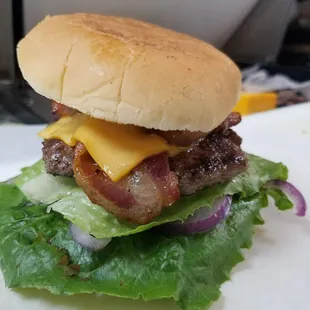 a cheeseburger with lettuce and bacon