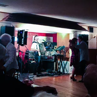 There is live music on Friday and Saturday nights.