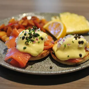 Smoked salmon eggs benedict