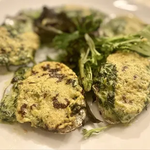 Oysters Rockefeller come 5 to an order. No bacon. Made with Pernod Excellent.