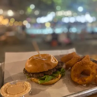 Basic Hamburger with onion rings