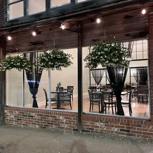 the outside of a restaurant