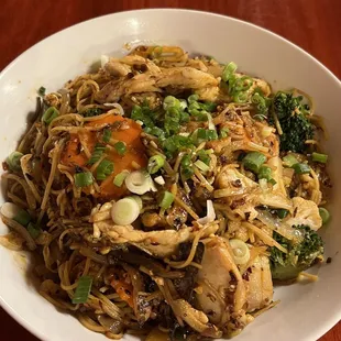 Thai Lo mein with chicken