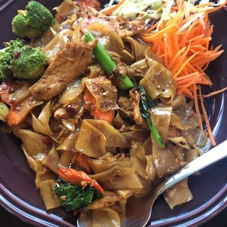 E4. Pad-See-Yew (Soy Sauce Noodles)