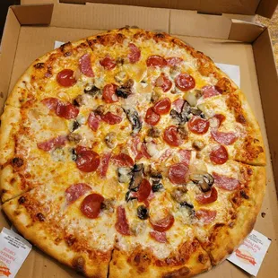 Delizia Pizza,  18&quot;