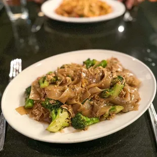 a plate of noodles and broccoli