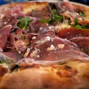 Tartufo (fior di latte, mushroom, proscuitto, arugula, parmigiano)