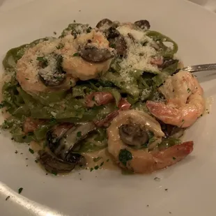 Spinach fettuccine with shrimp